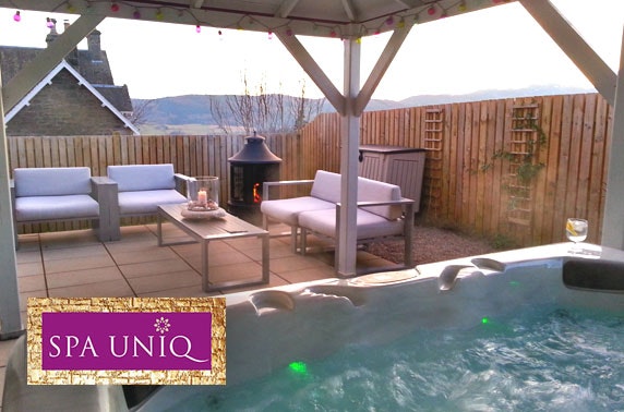 Luxury cabin stay & hot tub, nr Pitlochry