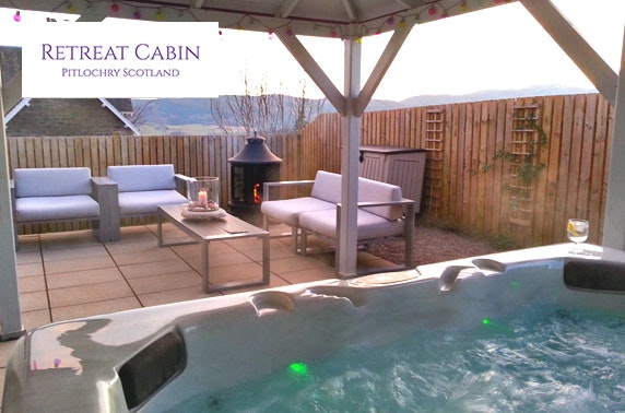 Luxury romantic cabin getaway with hot tub, Pitlochry