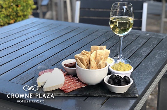 4* Crowne Plaza sharing platter and wine