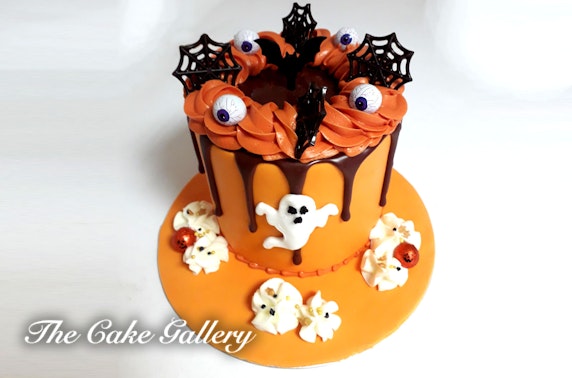 Halloween cupcakes or drip cake