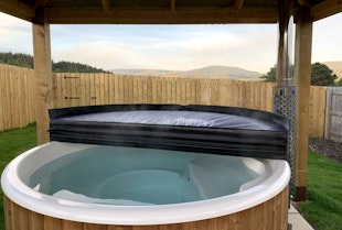 Luxury hot tub getaway, Speyside