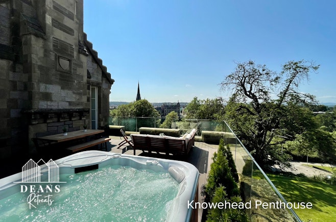 Luxury hot tub apartment stay, Perth