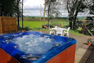 Falkirk hot tub getaway