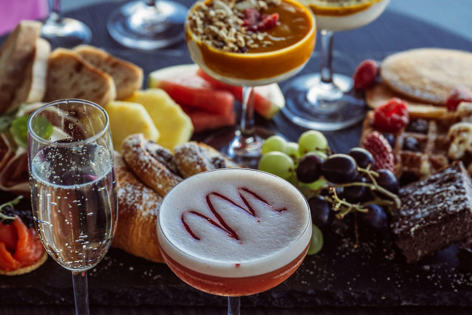 SKYbar DoubleTree by Hilton