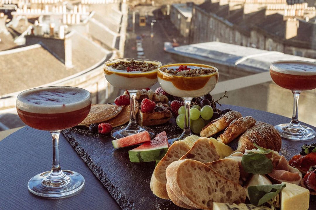 SKYbar DoubleTree by Hilton